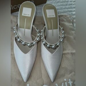 Never worn!
Bought for my wedding but ended up wearing a different shoe.